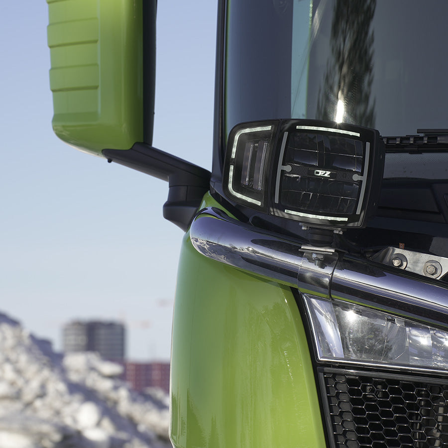 OZZ XH1 – Vrhunski Višenamjenski LED Far / Svjetlo za Ralice s Automatskim Grijanjem Stakla