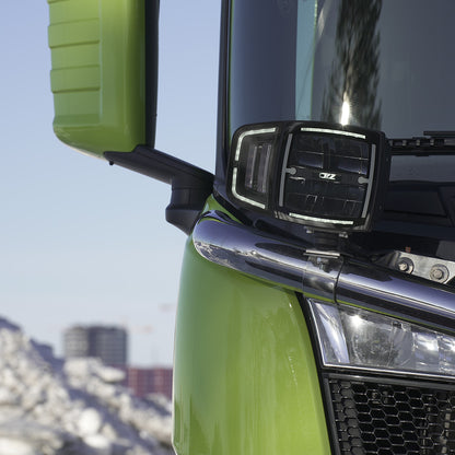 OZZ XH1 – Vrhunski Višenamjenski LED Far / Svjetlo za Ralice s Automatskim Grijanjem Stakla