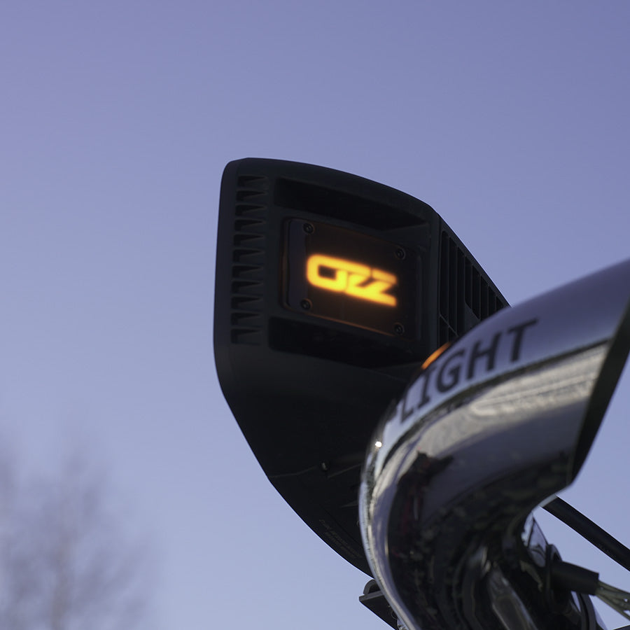 OZZ XH1 – Vrhunski Višenamjenski LED Far / Svjetlo za Ralice s Automatskim Grijanjem Stakla