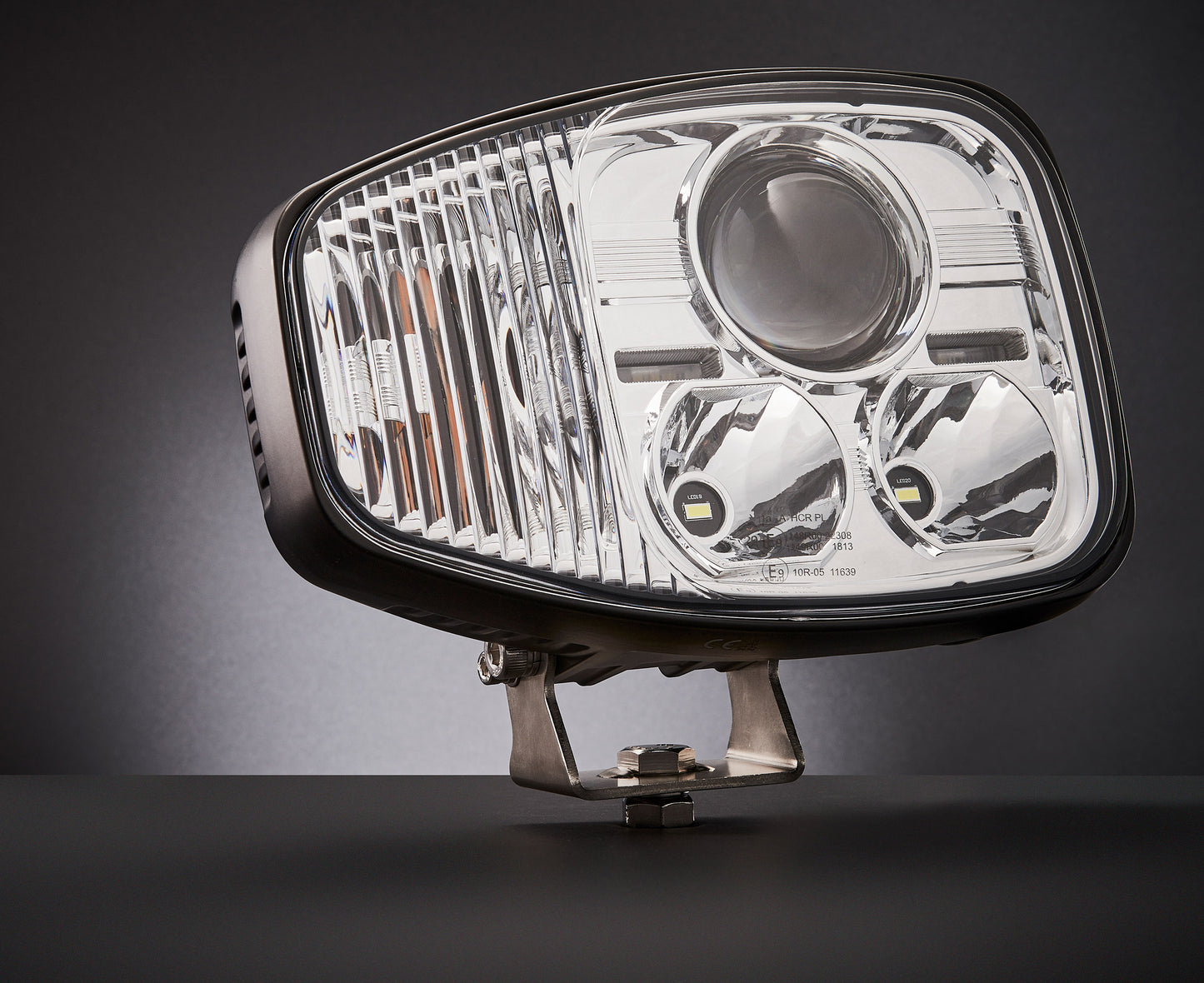 Prednji LED Far 108W s Integriranim Žmigavcem  – Za JCB, CAT, Volvo, Terex