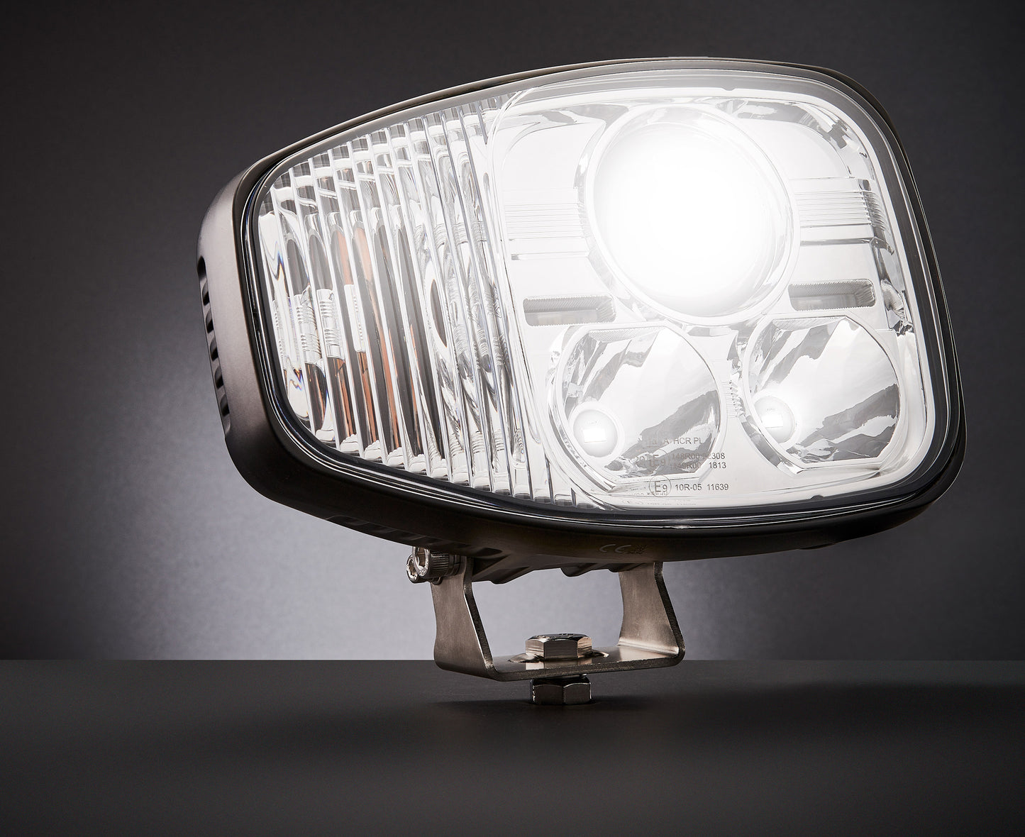 Prednji LED Far 108W s Integriranim Žmigavcem  – Za JCB, CAT, Volvo, Terex